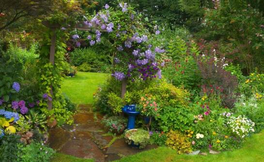 Różnorodność zastosowań obelisku metalowego do ogrodu