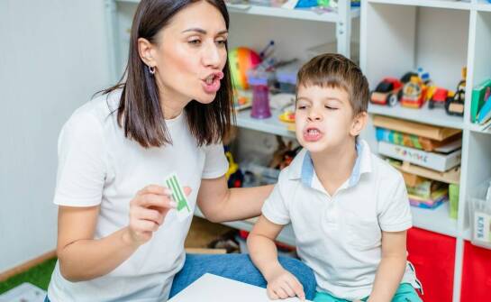 Jak wsparcie logopedy wpływa na rozwój mowy przedszkolaków?