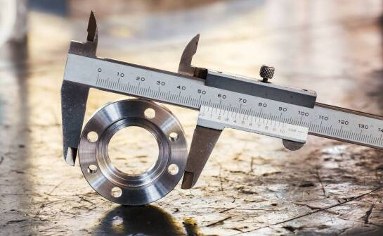 Jakie są kluczowe wyzwania przy wzorcowaniu płyt pomiarowych?