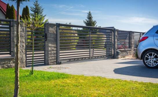 Różnorodność bram przesuwnych – które rozwiązanie jest najlepsze dla Ciebie?