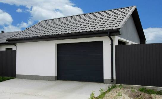 Ekonomiczne aspekty budowy garażu z płyty warstwowej 10x