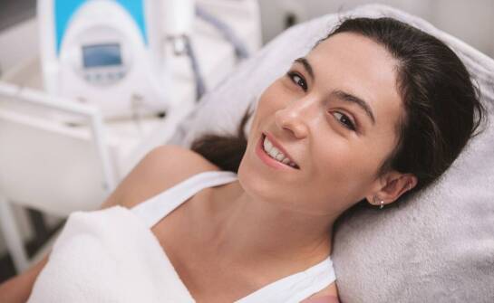 Stomatologia estetyczna a pewność siebie – jak piękny uśmiech wpływa na życie pacjentów?