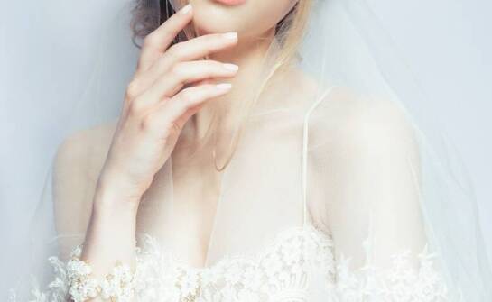 Naturalność czy glamour? Różne style makijażu ślubnego w Krakowie