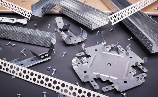 Wkręty do płyt warstwowych: jak wpływają na szybkość montażu?