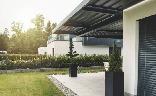 Zabudowa tarasu z poliwęglanu a ochrona przed deszczem