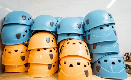 Jak dostosować hełm górniczy do specyficznych warunków pracy w kopalniach?