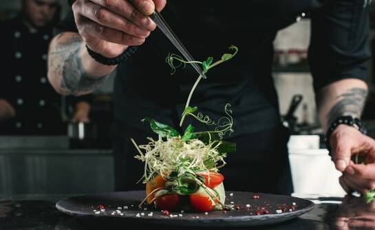 Dlaczego warto wybrać lokalną kuchnię na imprezę okolicznościową?