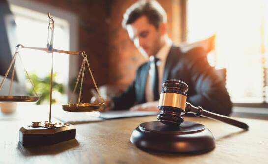 Jakie są kluczowe obowiązki prawnika podczas reprezentacji klientów biznesowych?