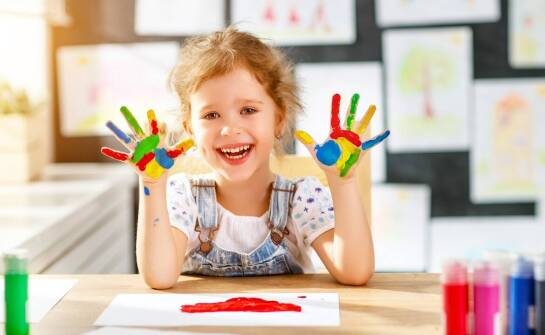 Rola warsztatów plastycznych w rozwijaniu umiejętności manualnych u przedszkolaków