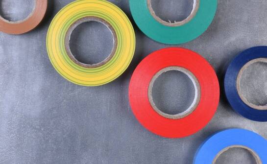 Wykorzystanie taśm specjalistycznych z logo w przemyśle