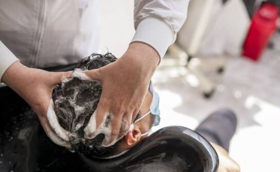 Jakie preparaty trychologiczne skutecznie zwalczają swędzenie głowy?