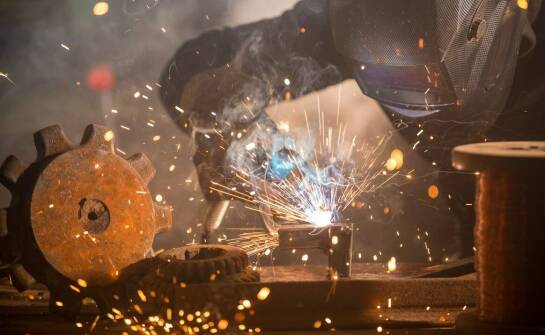 Jak spawanie TIG i MIG wpływa na jakość i trwałość stojaków reklamowych?