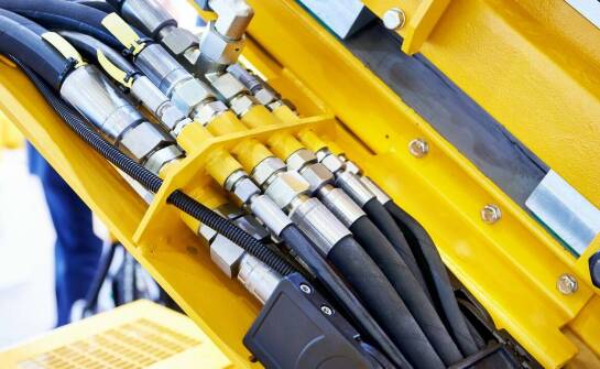 Płyn do płukania układu hydraulicznego – jak zapewnia optymalne działanie systemu?