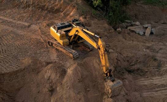 Jak przeprowadzić analizę rynku przed zakupem działki na sprzedaż?
