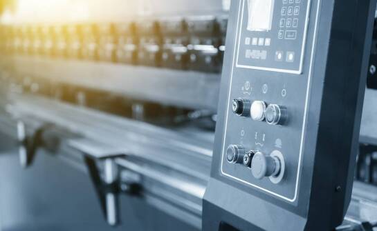 Wybór zaginarki do blachy: na co zwrócić uwagę przy specyfice pracy w gastronomii?