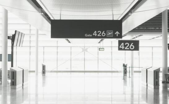 Jakie są korzyści wynikające z korzystania z szybkiej odprawy w LOT?