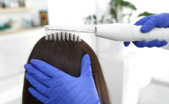 Łuszczyca skóry głowy: jakie zabiegi oferuje trychologia?