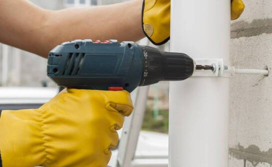 Jakie akcesoria są niezbędne przy montażu bram skrzydłowych?