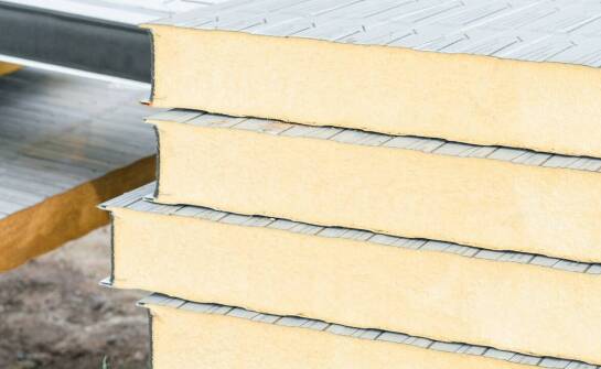 Właściwości płyty dachowej PIR a jej zastosowanie w budownictwie energooszczędnym