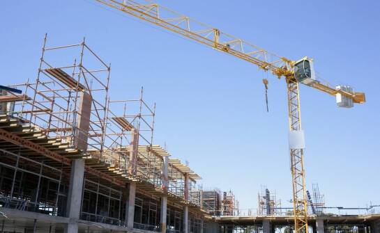 Jak taśma elewacyjna wpływa na bezpieczeństwo na placach budowy?