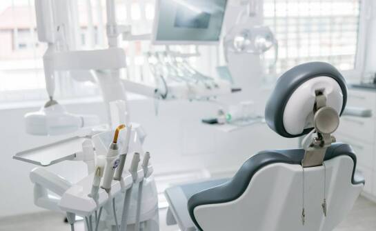 Jak wybrać odpowiedni sterylizator dla potrzeb zakładu produkcyjnego?