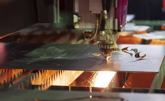 Wpływ laserowego cięcia blach na redukcję czasu realizacji zamówień