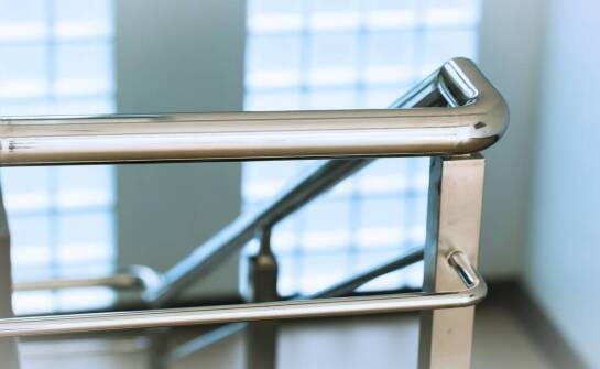 Jak uchwyty do szkła wpływają na estetykę i funkcjonalność balustrad?