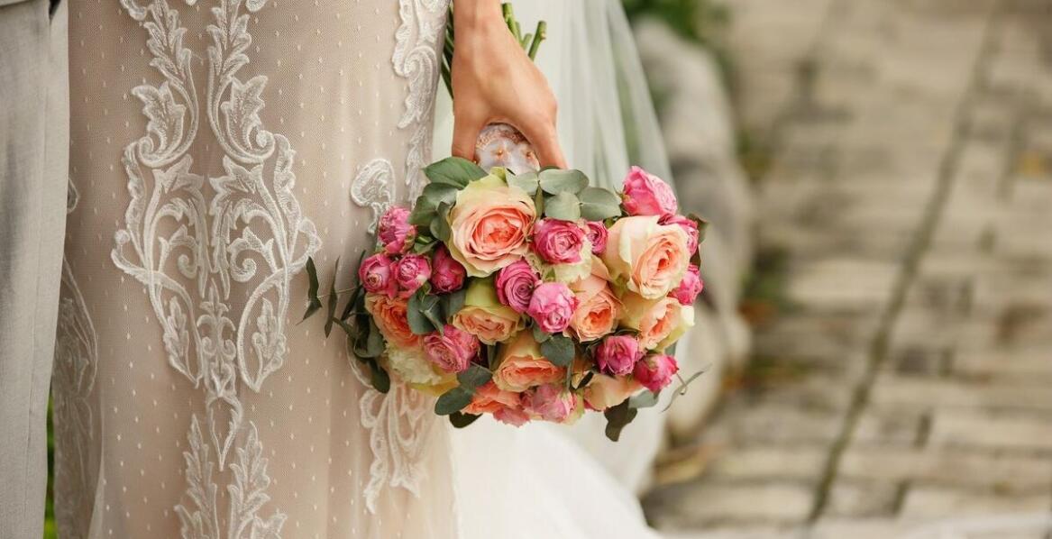 Kształt bukietu ślubnego a krój sukni Panny Młodej