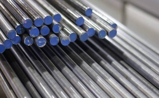 Porównanie stali 1.3243 z innymi stalami szybkotnącymi: co wyróżnia ten materiał?