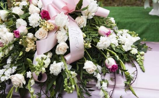 Pogrzeby wyznaniowe a świeckie: różnice i podobieństwa