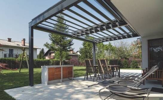 W czym wiaty ogrodowe z aluminium są lepsze od drewnianych?