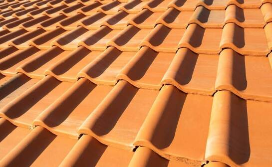 Rola dachówek ceramicznych w projektach energooszczędnych domów