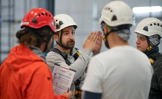 Dlaczego szkolenie na suwnicę jest kluczowe dla bezpieczeństwa pracy?