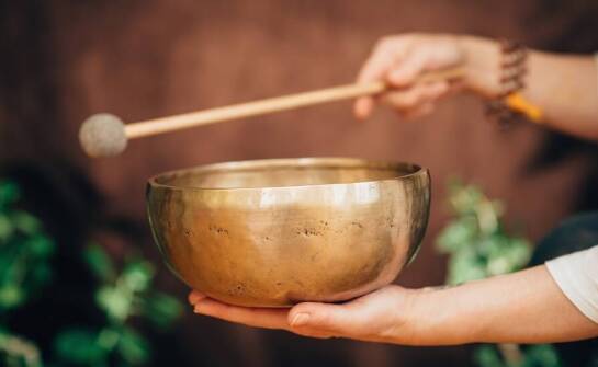 Jak wsparcie medyczne wpływa na jakość życia w domach opieki dla osób przewlekle psychicznie chorych