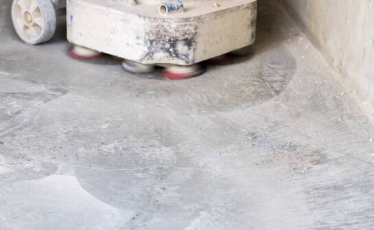 Jakie technologie wspierają szlifowanie betonu na sucho w obiektach przemysłowych?