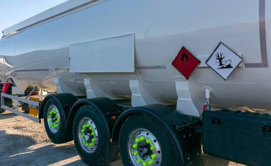 Jak przewozić towary niebezpieczne zgodnie z międzynarodowymi normami?