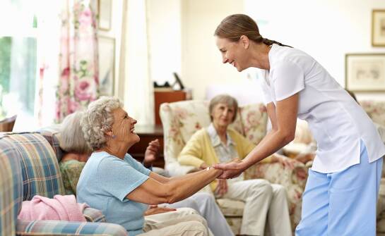 Jakie są korzyści z uczestnictwa w nabożeństwach w domach opieki dla seniorów?