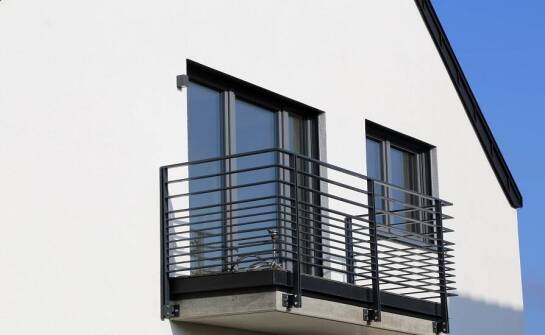 Jakie kolory mają balustrady balkonowe nowoczesne?