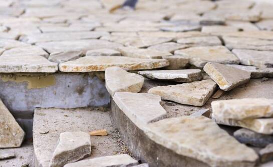 Jak wygląda transport kamienia elewacyjnego na miejsce montażu?