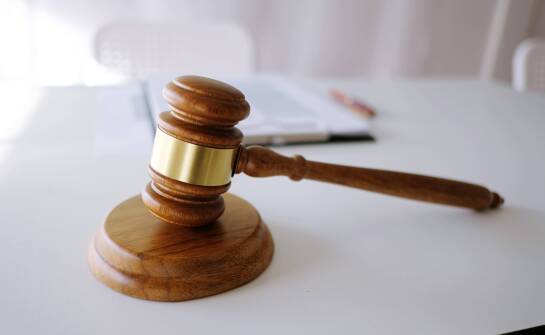 Jakie są różnice między warunkowym a przedterminowym zwolnieniem z dozoru elektronicznego?