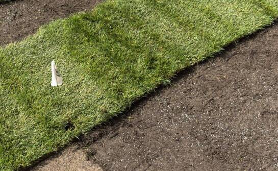 Proces instalacji trawy z rolki – co warto wiedzieć?