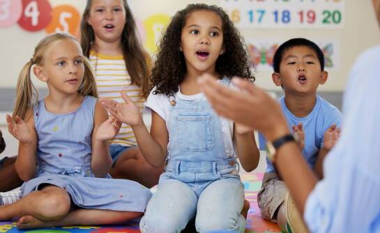 Co daje wczesny kontakt z językiem w wieku 1,5–3 lat?