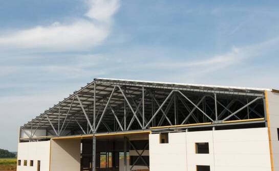 Montaż konstrukcji stalowych w projektach przemysłowych: jakie są najnowsze trendy?
