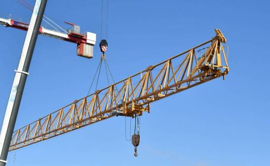 Profesjonalne usługi dźwigowe: Bezpieczne relokacje maszyn w fabrykach