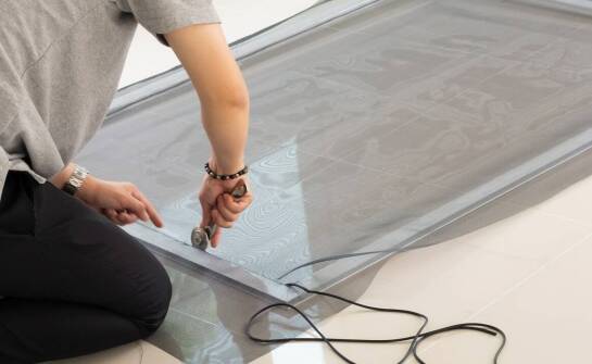 Jakie czynniki wpływają na koszt montażu siatek wielkoformatowych?