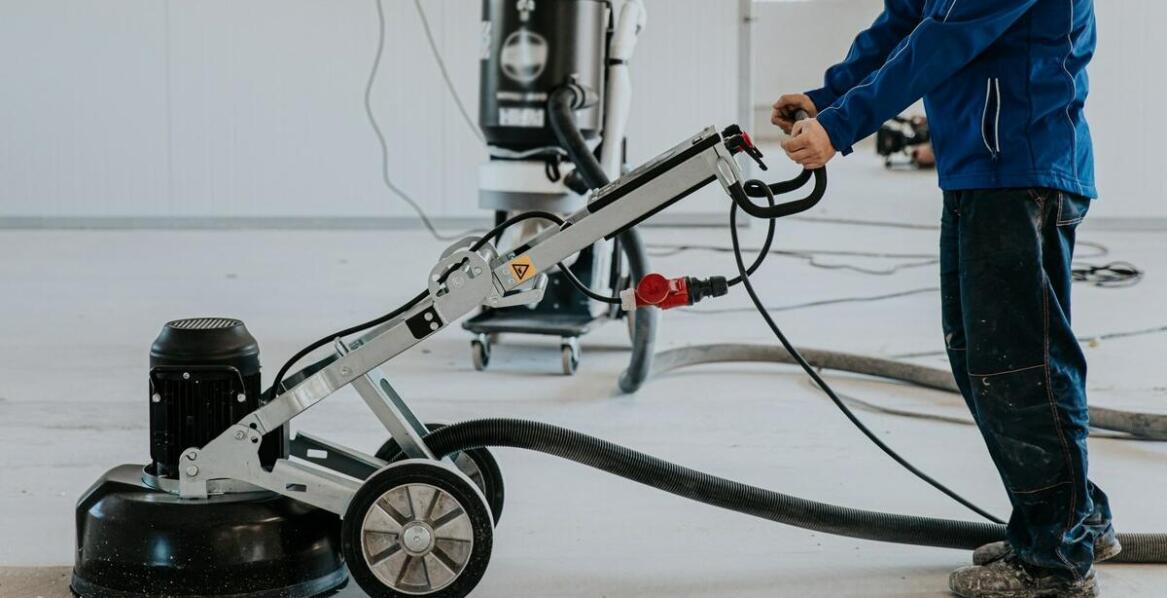 Znaczenie atestowanych materiałów w wykonawstwie posadzek przemysłowych