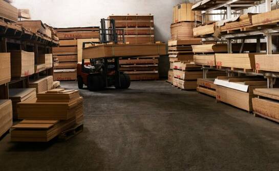 Wpływ opakowań drewnianych na procesy magazynowe i logistyczne