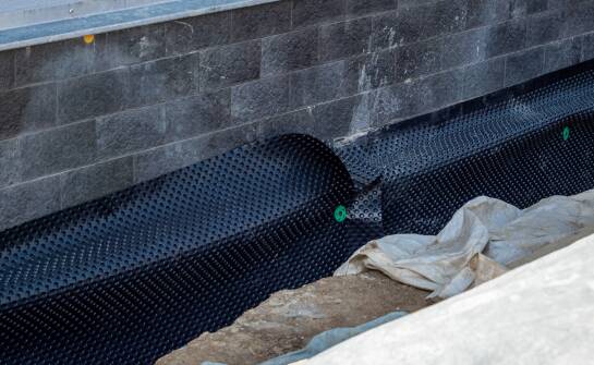 Jakie są zalety zabezpieczenia fundamentów przed wilgocią?