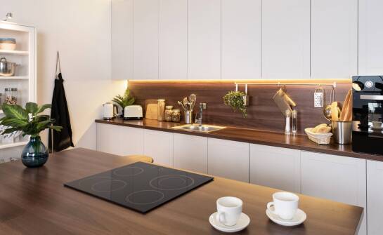 Jak panele kuchenne wpływają na optyczne powiększenie przestrzeni?