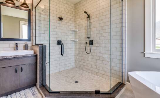 Personalizacja kabin prysznicowych – możliwości i ograniczenia